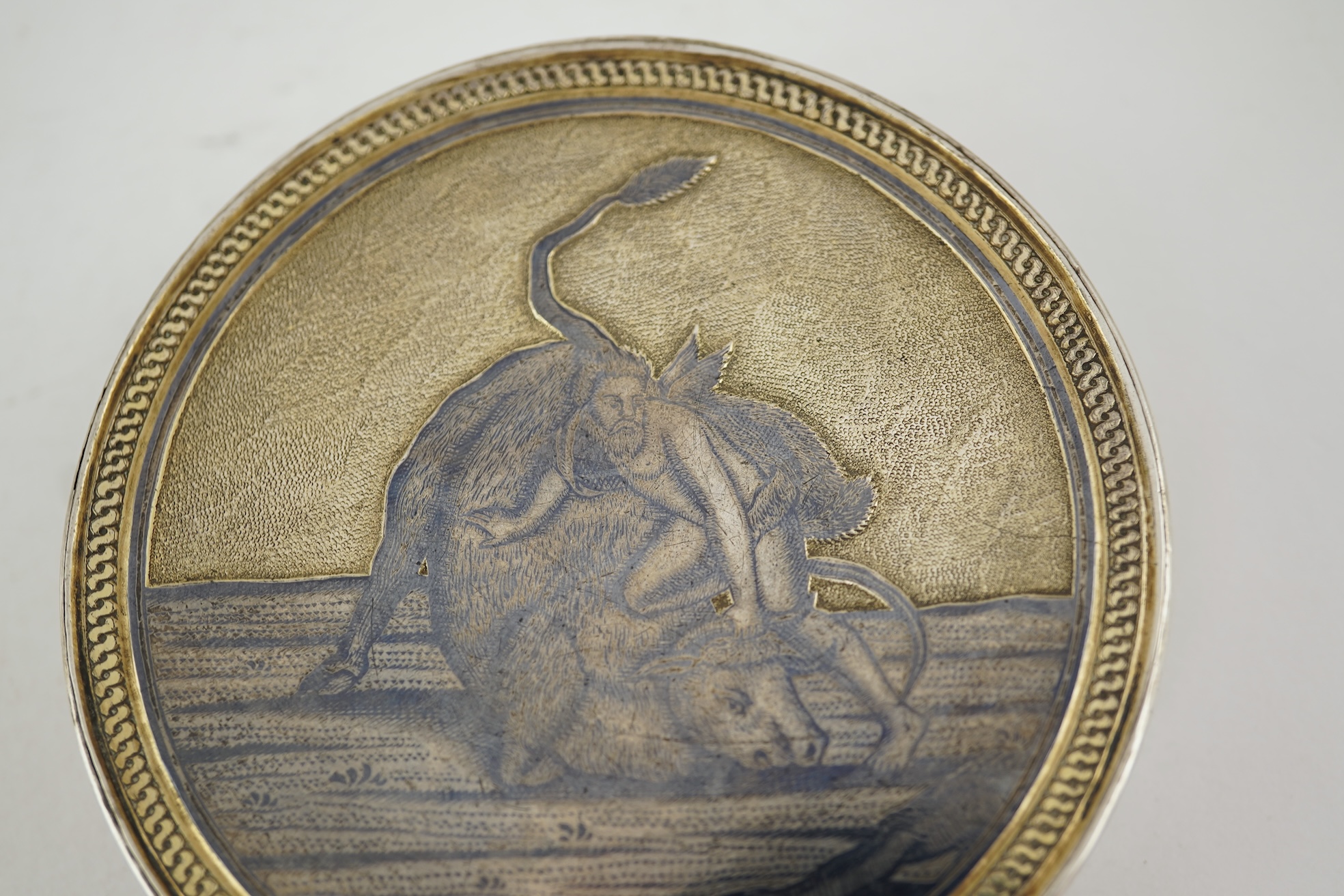 An early 19th century Russian 84 zolotnik and niello circular box and cover, assay master probably Alexei Torlov, Veliki Oustioug, 180?
